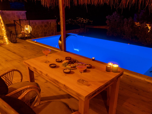  gece  -  Kasım
  | Kalkan Akbel’de Kısmi Deniz Manzaralı & Jakuzili Balayı Villası | Ücretsiz Kahvaltı ve Site Avantajlı Tatil Evi
